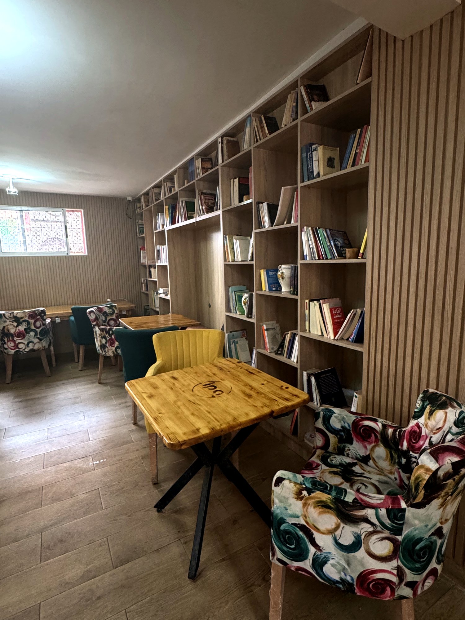 Coin bibliothèque avec étagères de livres et fauteuils