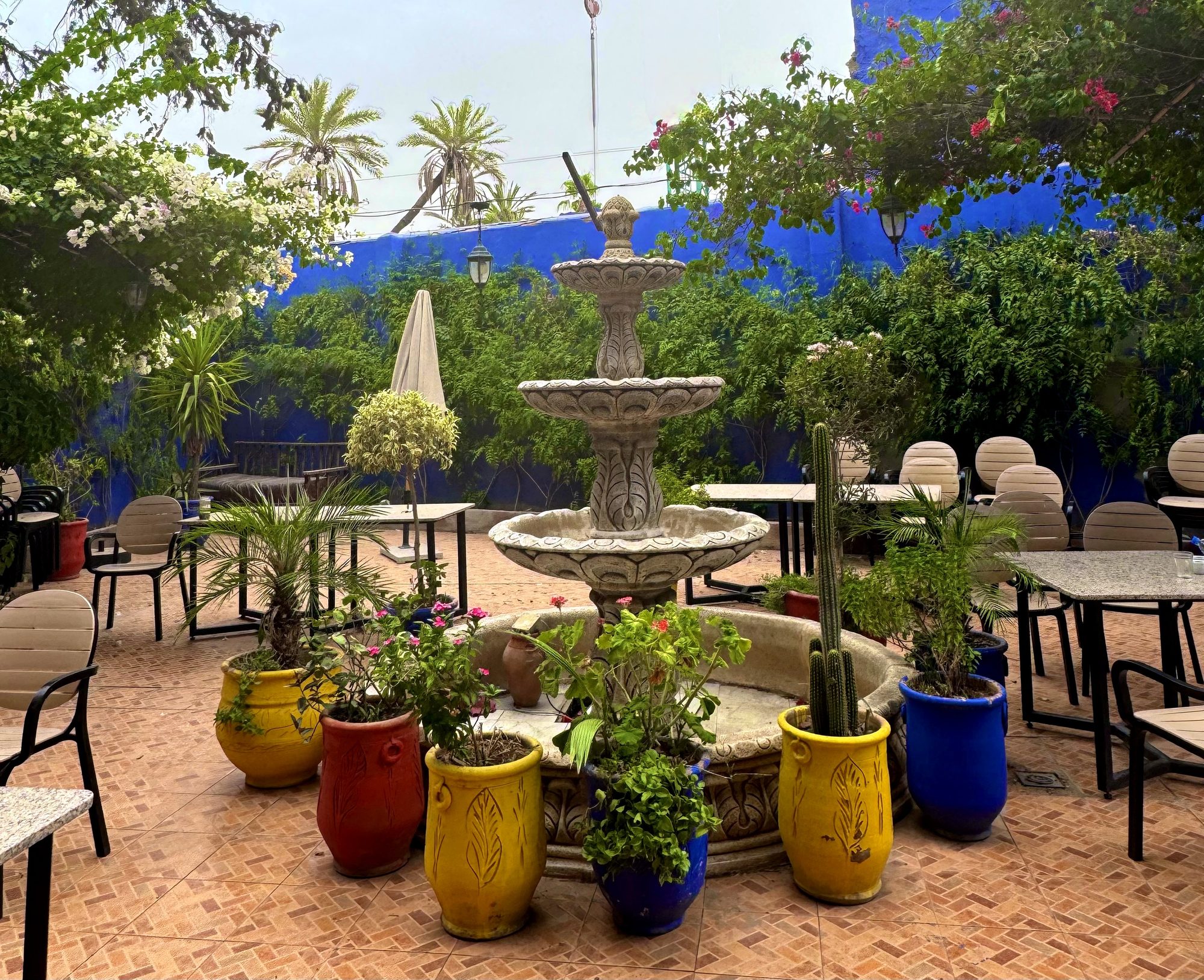 Fontaine et terrasse fleurie de The IPA Garden Restaurant