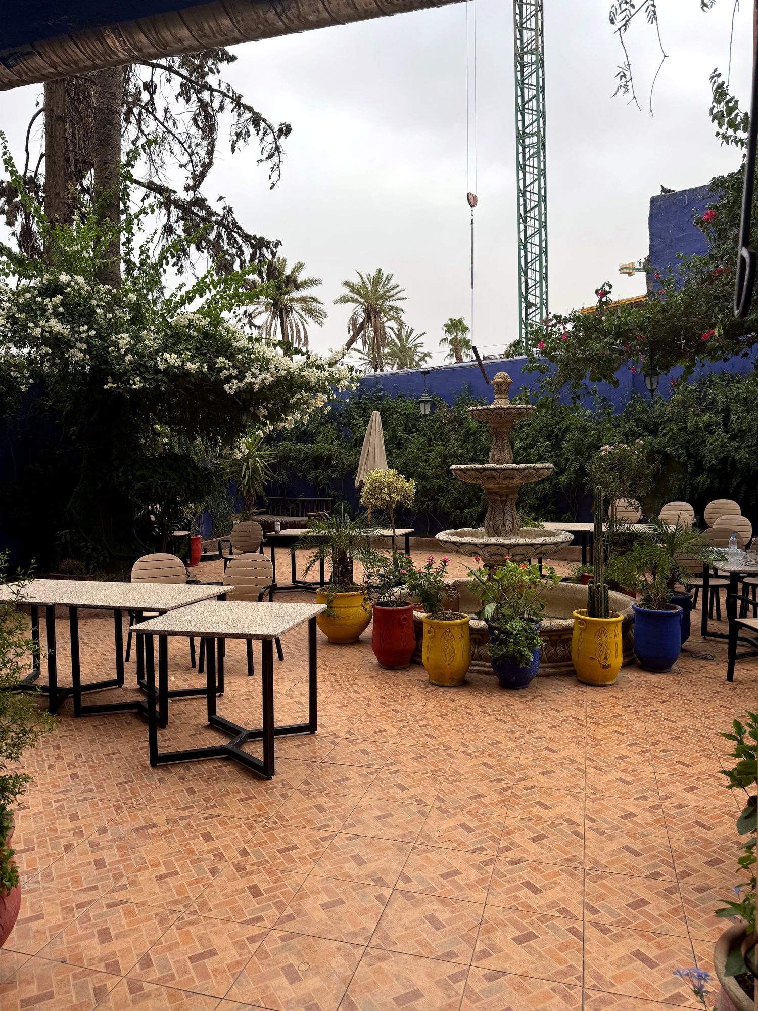 Tables et pots colorés sur la terrasse